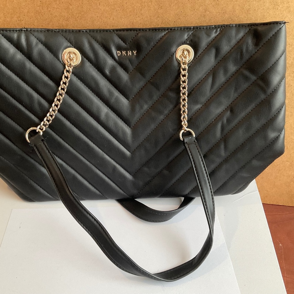 DKNY VIVIAN BLACK QUILTED CHEVRON PURSE Rare - NWOT